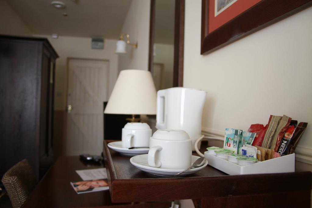 The Bell Hotel Clare Rum bild