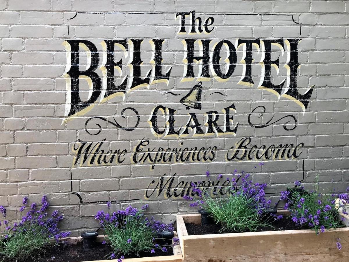 The Bell Hotel Clare Rum bild